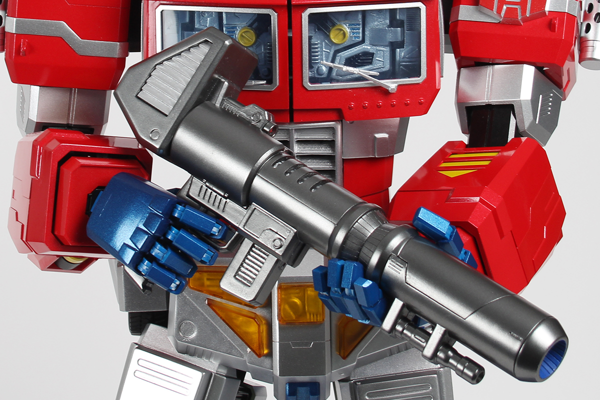 Optimus Prime Two Weapon Crouch cropped